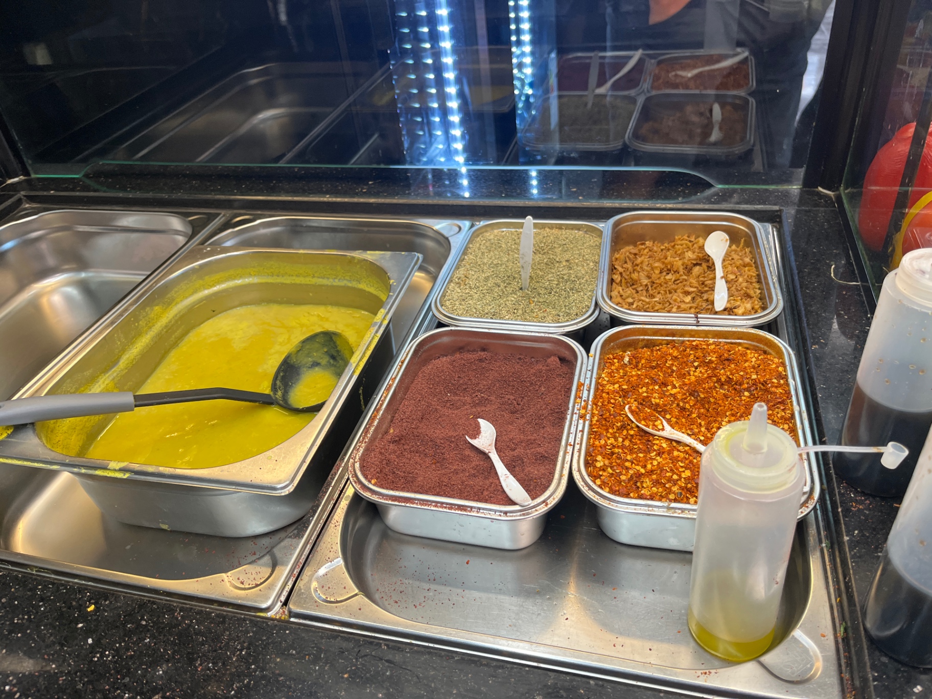 Gewürze und Saucenstation im Restaurant
