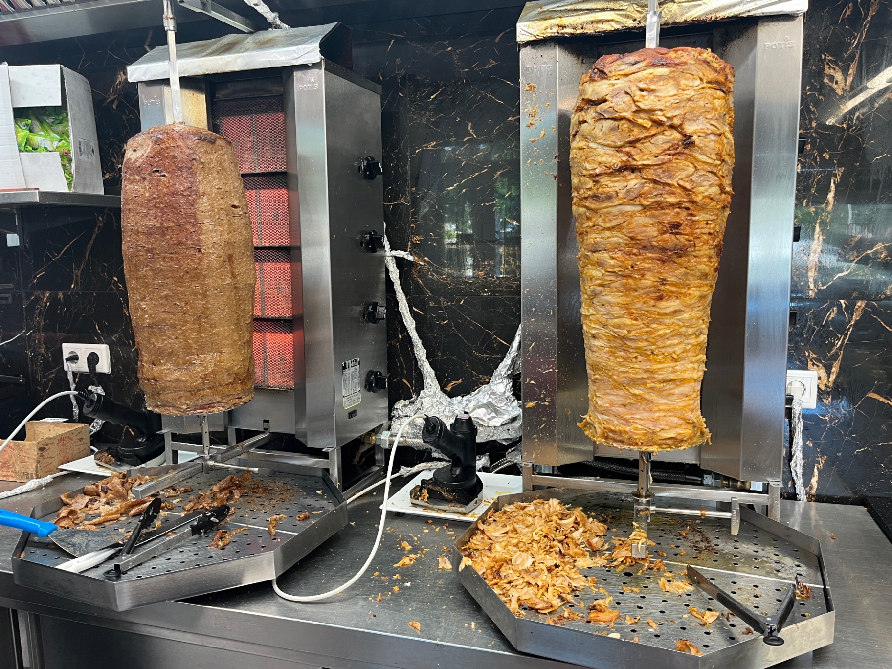 Frisch gegrilltes Dönerfleisch im Restaurant