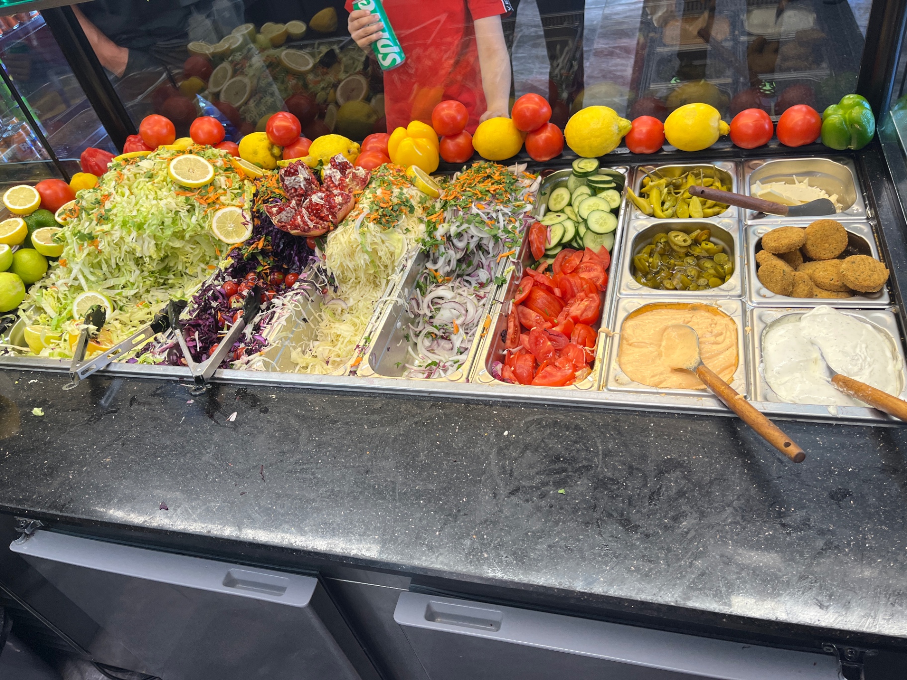 Frische Salatbar mit Gemüse, Saucen und Falafel